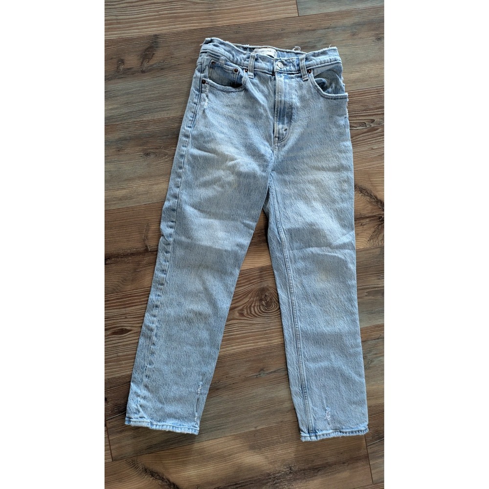 Abercrombie & Fitch The 90s Straight Ultra High Rise Light Wash Denim Jeans 26